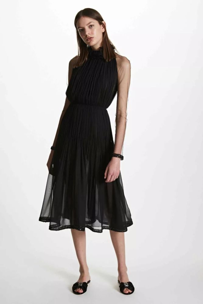 现在很多女生都喜欢上了中性风,很多人觉得中性风只能穿裙子,其什并