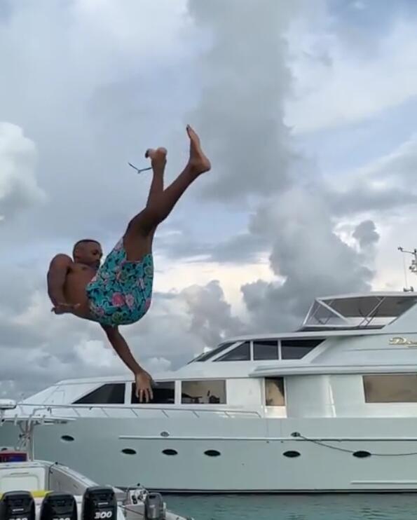 菲律宾灵魂跳水队?乔丹接班人游艇跳水,背部落水激起大片水花