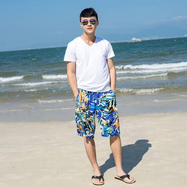 宽松舒适的沙滩裤再搭配上一双便捷时尚的凉鞋or拖鞋,随意自在的度假