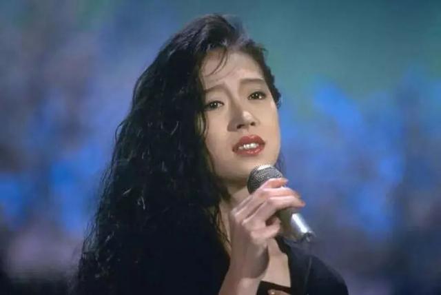 细眉杏目,一双水光冽艳的双眼里,含着化不开愁绪.