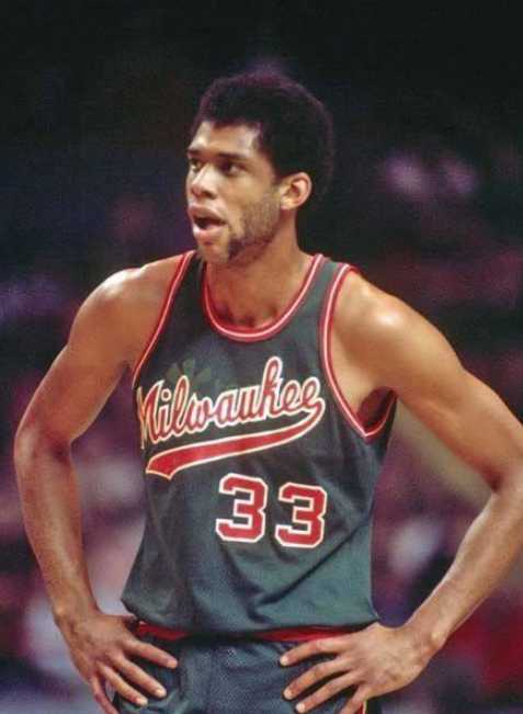 11个冠军,包括一个不可思议的八连冠,湖人的埃尔金贝勒因为他一生无冠