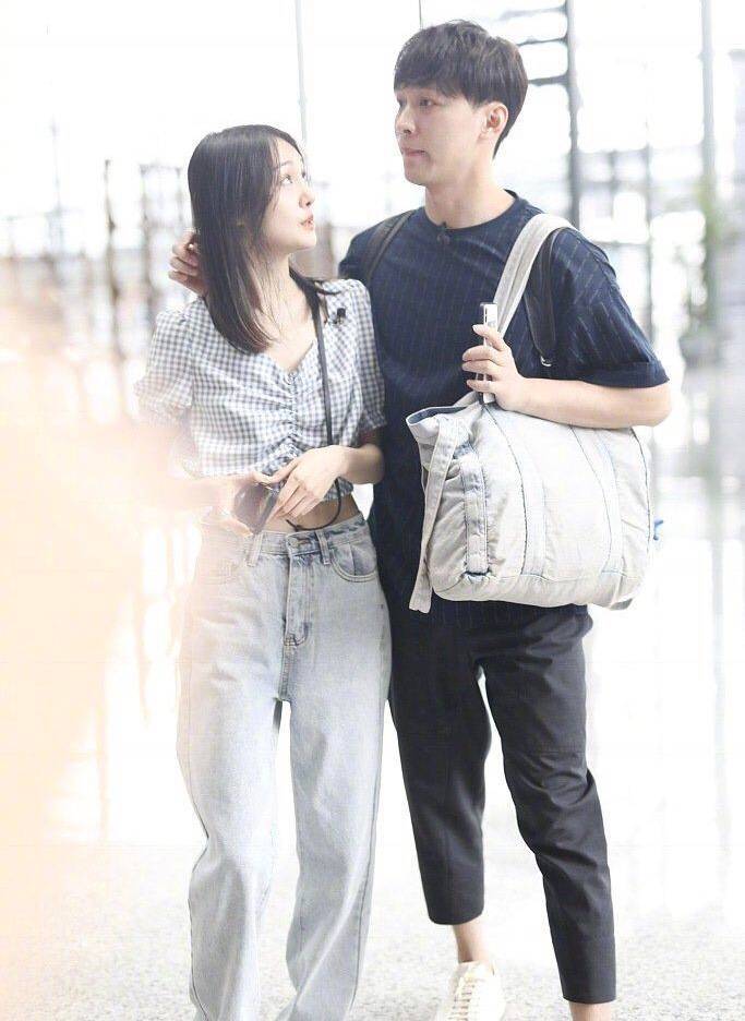 郑爽和张恒在一起之后,频繁在社交平台上晒自己和男友的甜蜜合照,妥妥