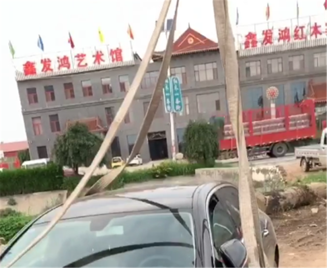 51万奔驰e级撞木桩 保险杠撞毁 引擎盖变形 维修上万元