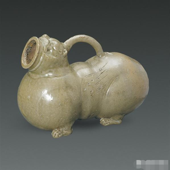 马桶最早的命名:虎子,中国很早就有使用"夜壶"的习惯,毕竟大冬天的跑