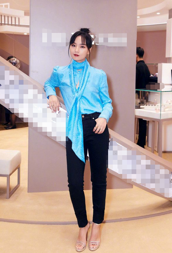 周笔畅瘦了就是任性!穿西装竟不系扣?