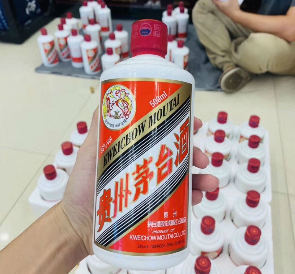 市面上的白酒大多是透明瓶 为何茅台却钟爱乳白瓶 太讲究了