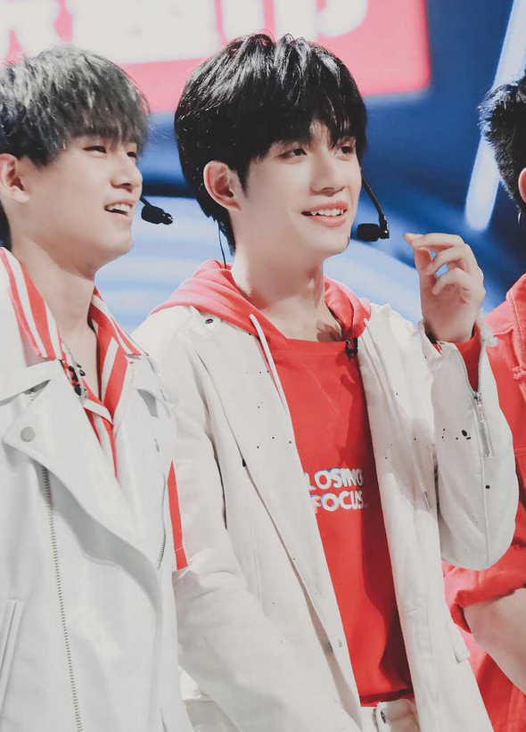 r1se综艺首秀,全员"红白配"活力十足,周震南却是王子范