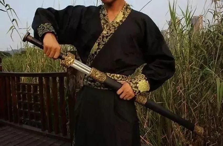 刀剑|特立独行？一把造型独特的精品短刀，刀身花纹太惊艳