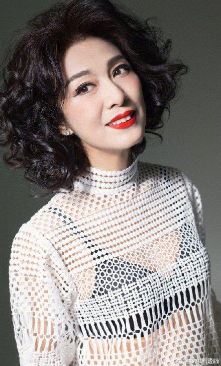 60岁女人都爱剪短烫卷染红发吗 发型这样做 时尚减龄还洋气