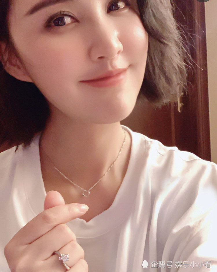 张歆艺秀钻戒大赞袁弘"七夕礼物"很贴心,用手比心隔空示爱