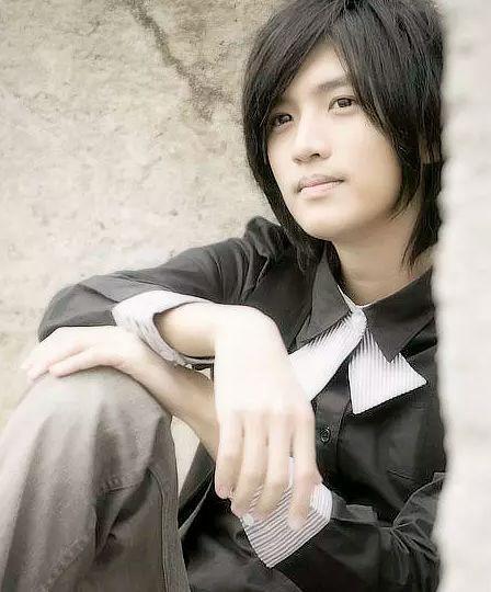 那时候曾少宗青春正盛,处于颜值巅峰期,堪称"神颜",神似木村拓哉.