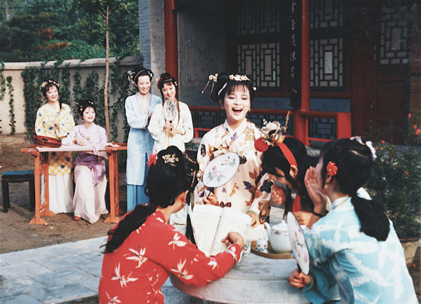 《红楼梦》里贾探春如何克服身份的尴尬，活出自己的精彩？