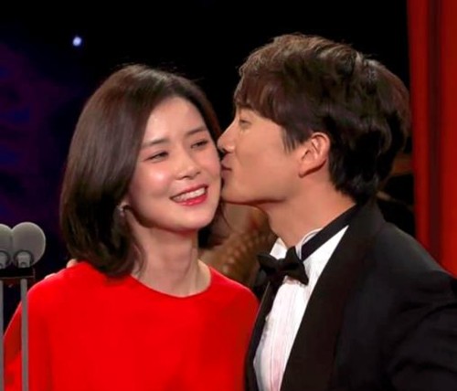 姜丹尼尔朴志效恋爱了,牵线红娘为偶像前辈,这两对情侣也很甜!