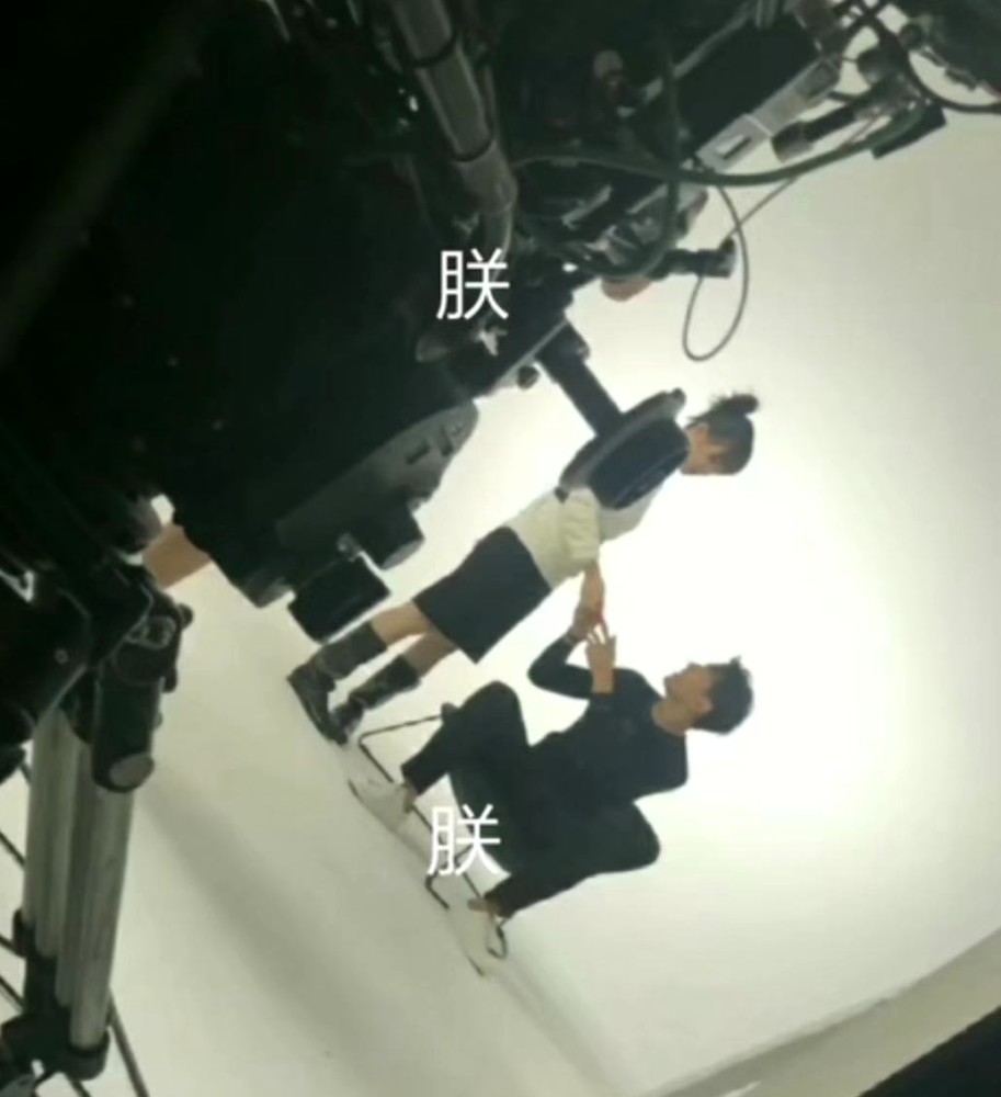 楊紫李現(xiàn)合體拍攝時(shí)尚雜志 兩人穿情侶裝很甜蜜