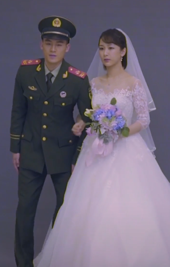 在《烈火英雄》里面,欧豪和杨紫是一对准备要结婚的夫妇,当时两人在戏