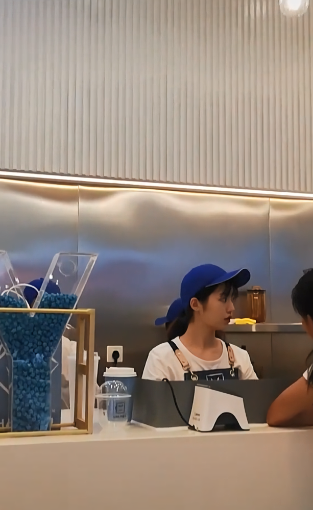 王俊凯开了星卡里,意外火了"奶茶妹妹",简直就是女装王俊凯!