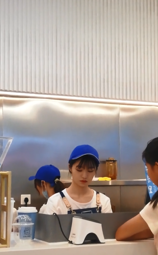 王俊凯开了星卡里,意外火了"奶茶妹妹",简直就是女装王俊凯!