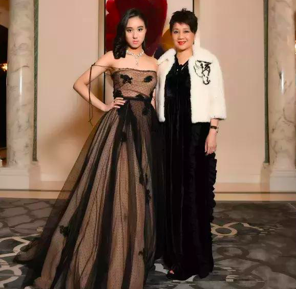 梁安琪人逢喜事精神爽 赌王四太罕见露牙大笑 被拦提问心情好