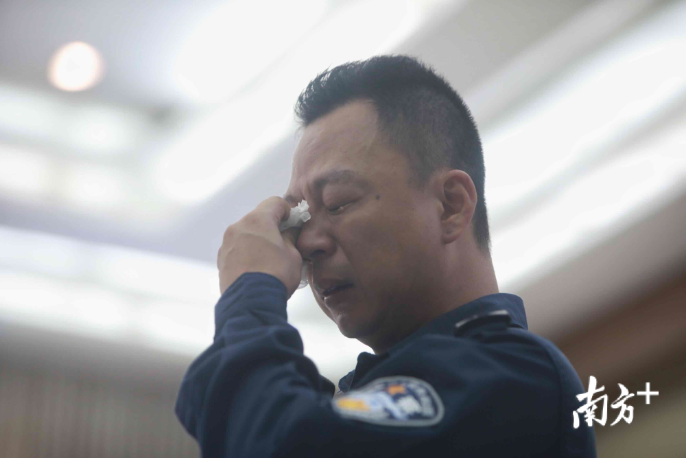 "峰哥一路走好!"数百战友雨中送别因公殉职深圳交警刘海峰