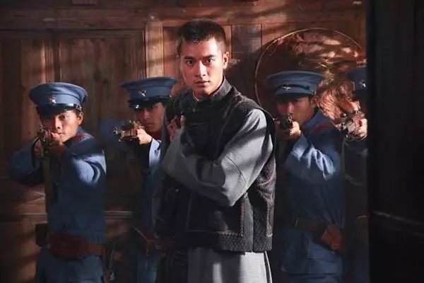 《喋血边城》▼《火蓝刀锋》▼幸好他长了张正义硬朗的脸,所以经常