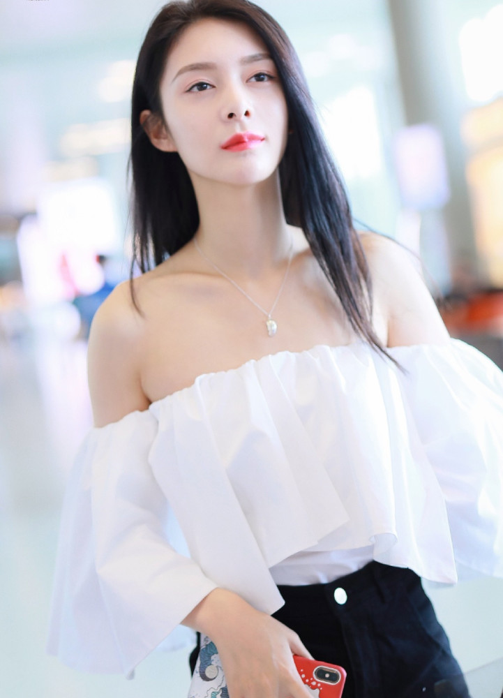 傅菁衣品上线,谁穿谁好看的一字肩造型,你get了吗?