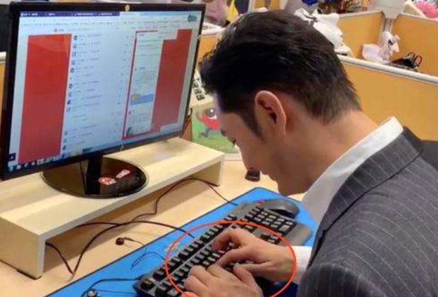 黄晓明不会用电脑打字"一指禅"太可爱,粉丝:上年纪了