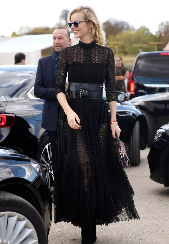 当女人穿上小黑裙的时候她就是在创造历史