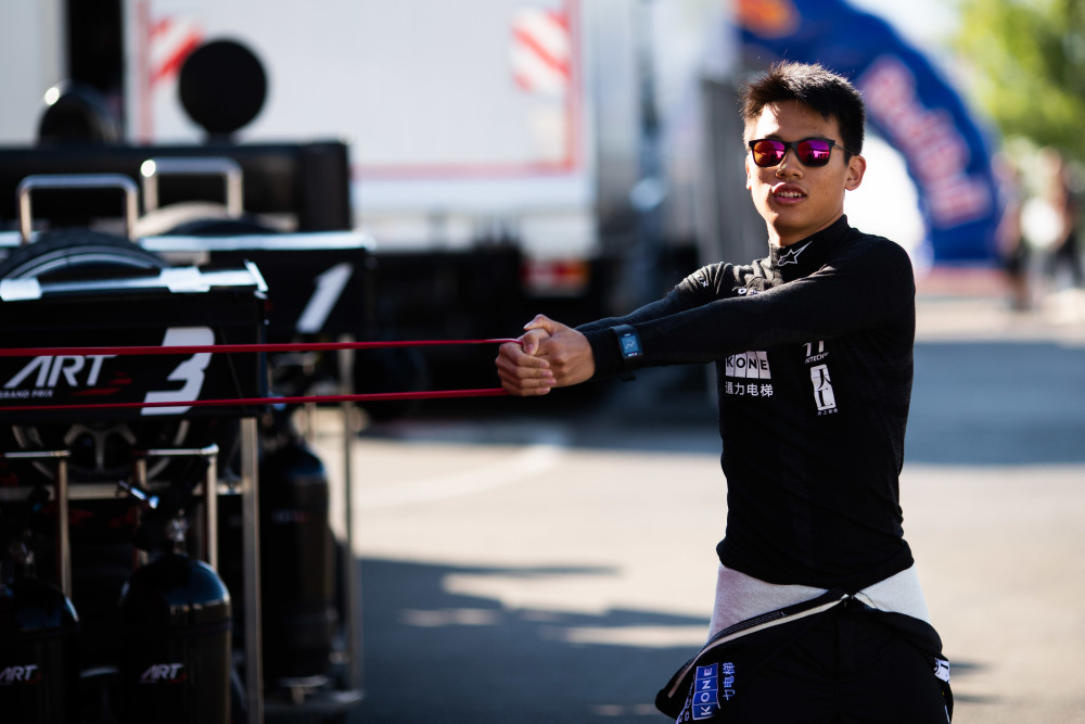 中国车手通往F1之路：周冠宇“花的到位” 叶一飞“交着学费”_腾讯新闻