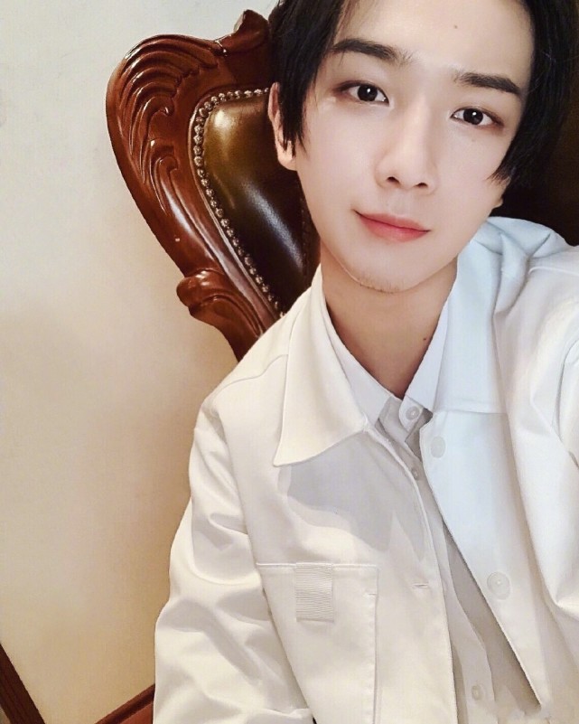有种帅气叫李宏毅,当他面对镜头"比心"时,头发却意外抢镜