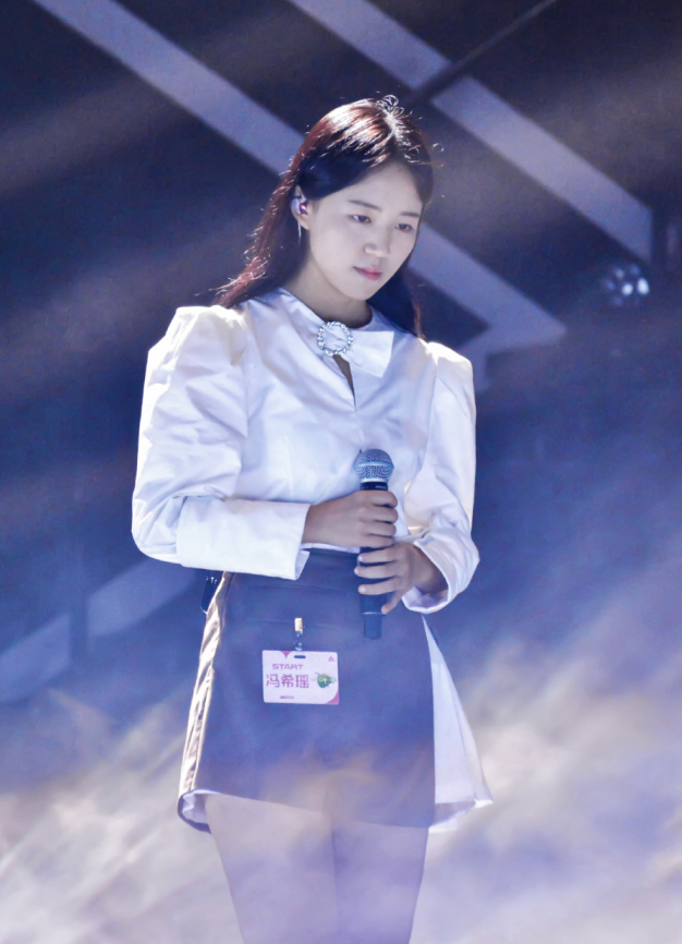 冯希瑶把两件"半裙"叠在一起穿,意外更显腰细,美到让人上头!