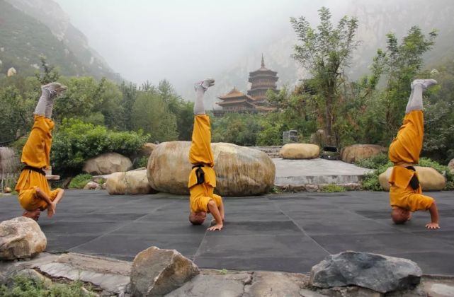 少林石锁功,重十余斤的石锁牢牢抓于手中,身展臂直,考验的就是武僧们