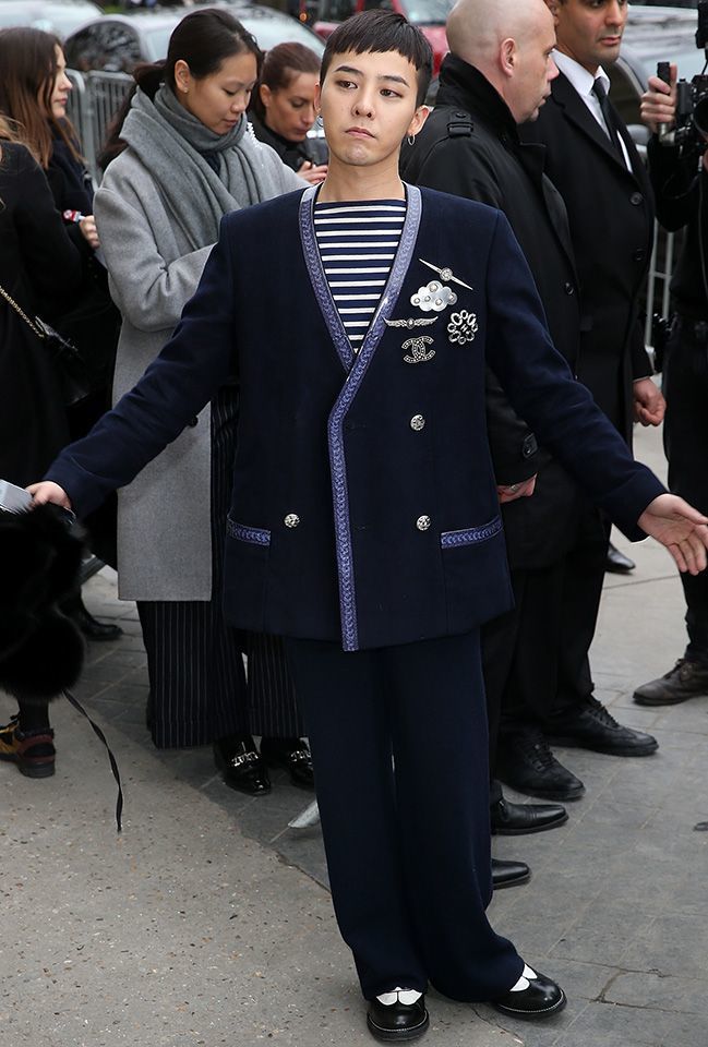 被称杀马特祖师染绿毛穿女装 退伍前变身画家 收益达百万美金