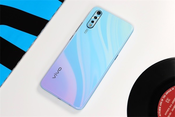vivo y7s的电池容量很大,足足有4500mah,支持18w快充,而华为荣耀 v20