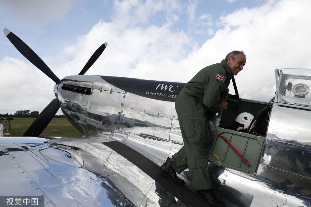 两名英国飞行员驾驶二战喷火式战斗机开始环球飞行
