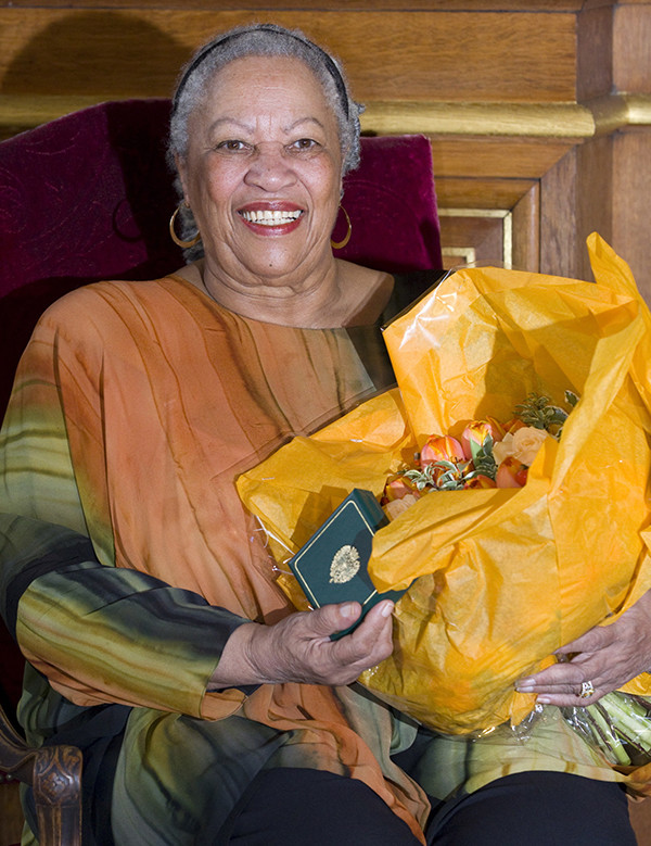 诺贝尔文学奖得主,美国著名非裔女作家托妮·莫里森(toni morrison)于