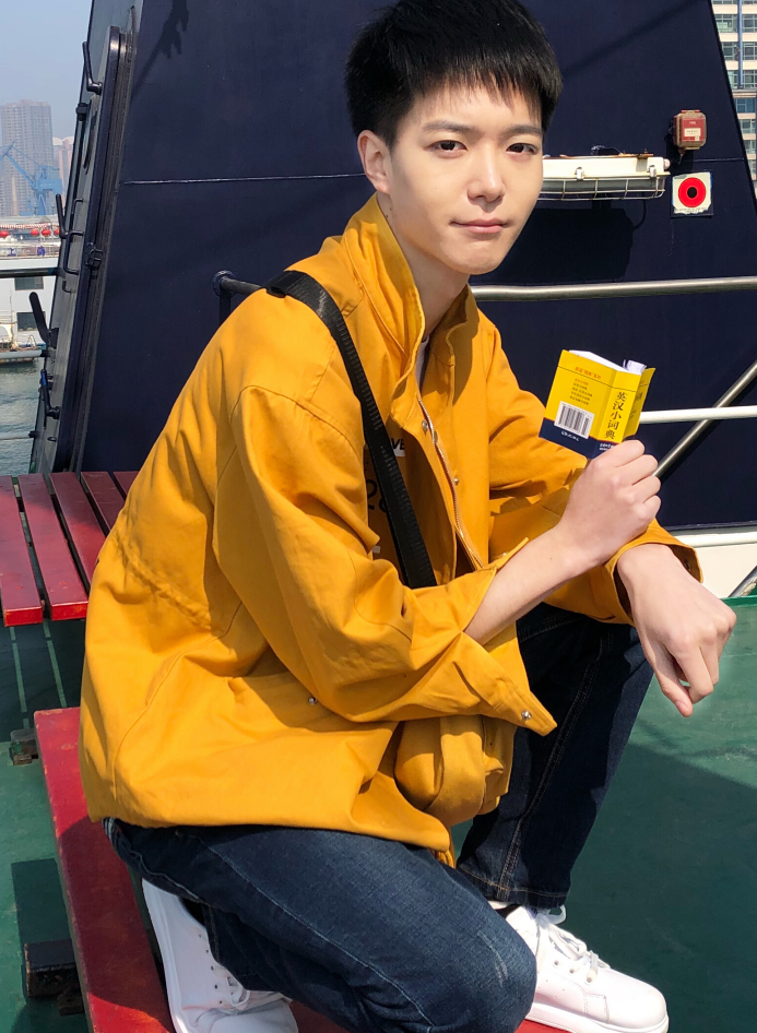 翩翩少年燕颢元,穿一件"黄桃外套"元气满满,是你的男孩没错了