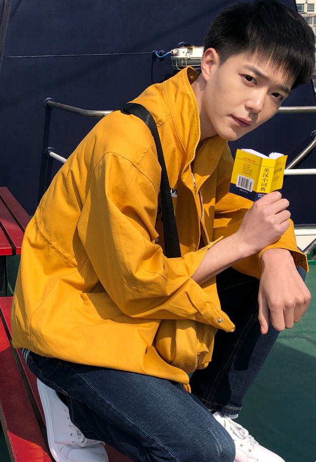 翩翩少年燕颢元,穿一件"黄桃外套"元气满满,是你的男孩没错了