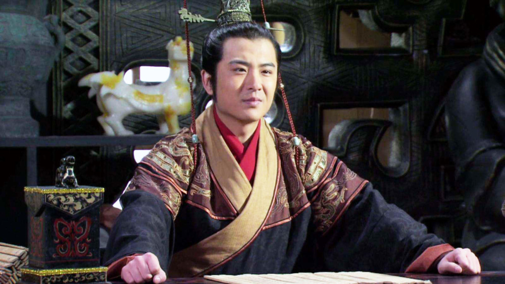 在这种情况下继位的少年君王赵迁,应只有十来岁,正是英姿勃发的好年龄