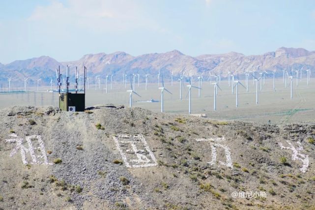 这位于阿拉套山与巴尔鲁克山之间,北邻哈萨克斯坦,东邻塔城地区托里县