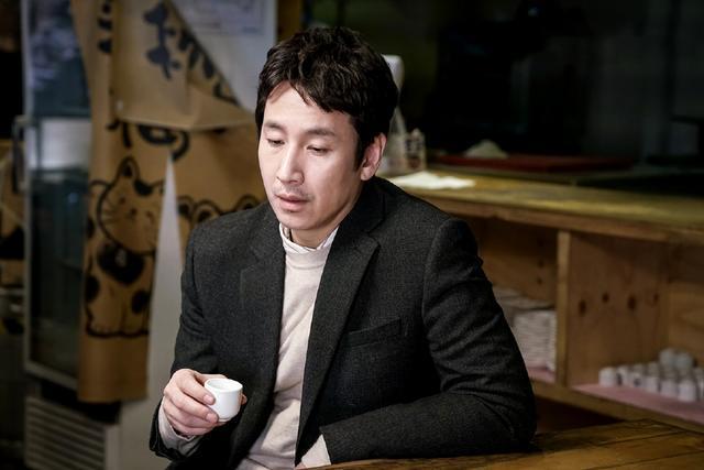 韩剧里女主相当悲惨,身负巨债孤身一人,既要照顾瘫痪的奶奶,又要坚持