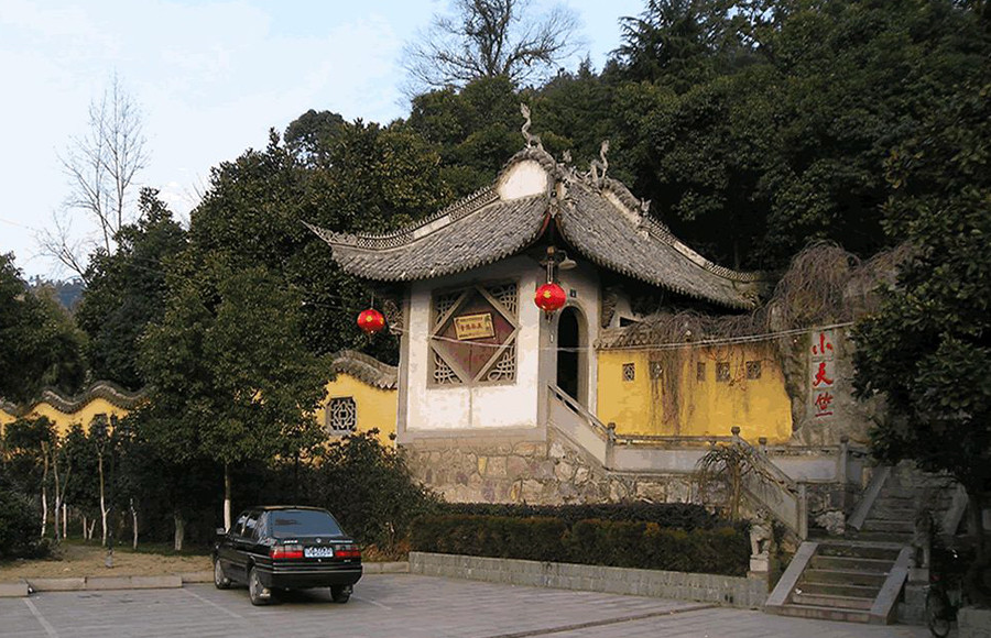 浙江诸暨市一个大镇,是全国千强镇,"诸暨三贤"皆出自该镇