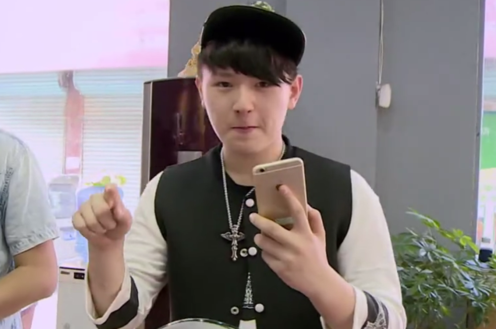 《变形计》真正少爷生活,饭来张口衣来伸手,母亲:跟不上节奏了