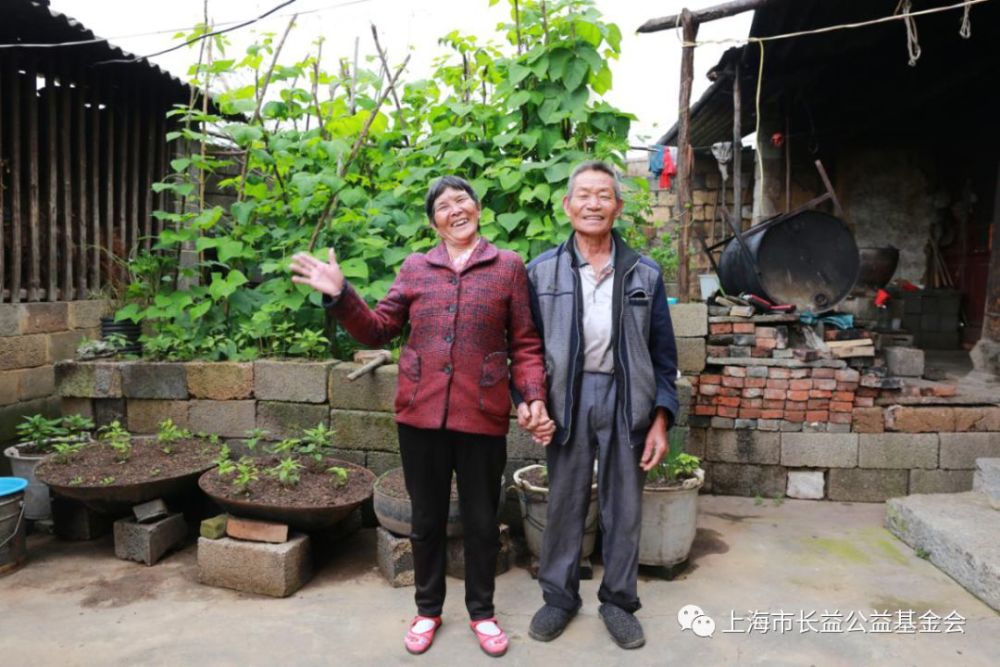 在云南省施甸县摆榔乡尖山村,陪伴人员戴学江和李立平一起,沿着乡村