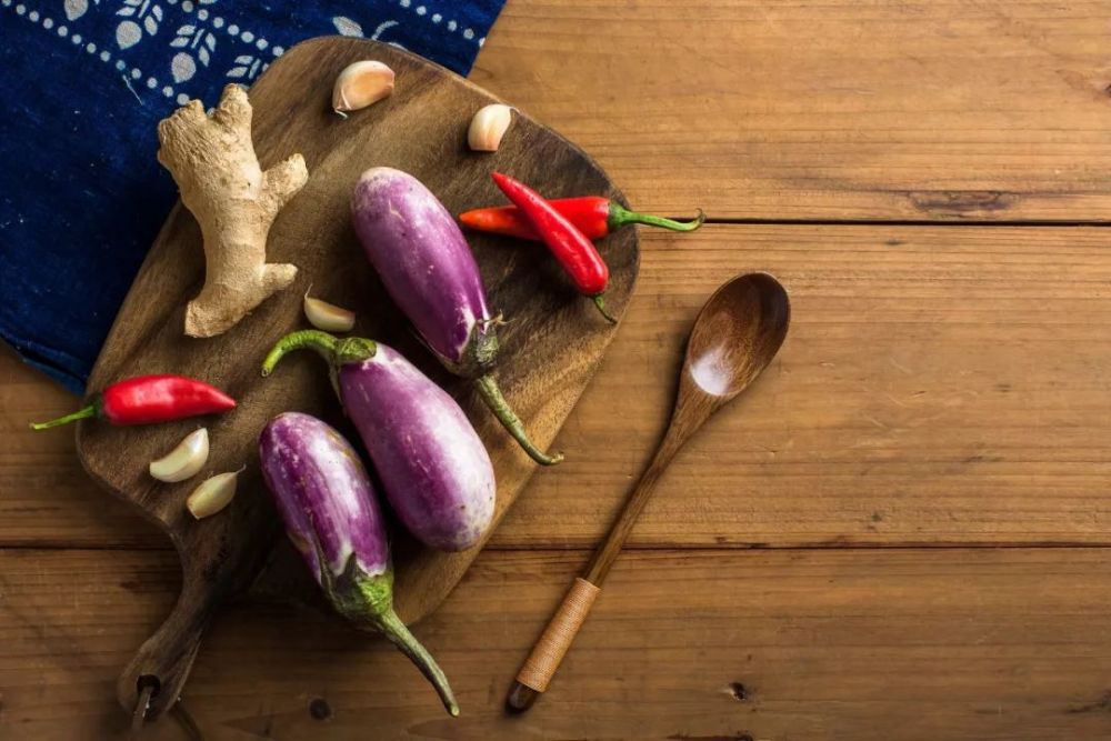 茄子 民谚有:立夏栽茄子,立秋吃茄子.