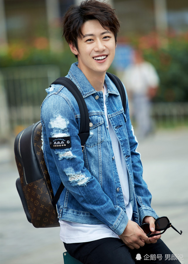 被男一号扒衣服,这位娃娃脸肌肉型男,这次是要化身白月光了?