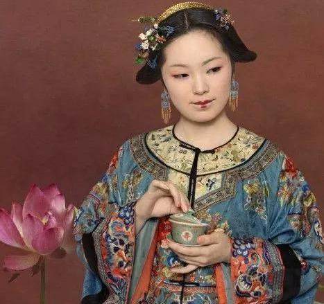 在这里,需要对大家做个说明,这个朱莲芬,如果只听名字的话,可能大家