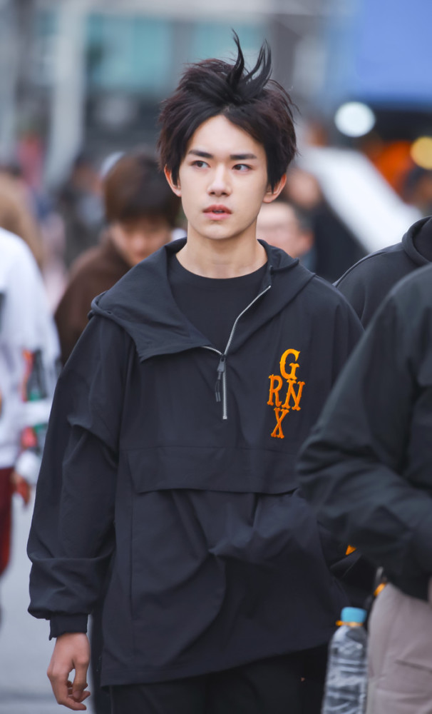 难怪易烊千玺中分这么帅看到他梳头的办法后网友服的五体投地