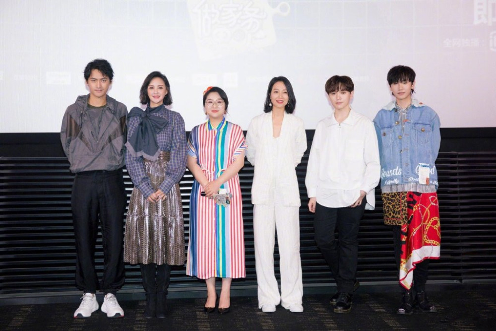 朱丹秀新私服 穿橙黄色雪纺衫搭白色阔腿裤 气色好如少女