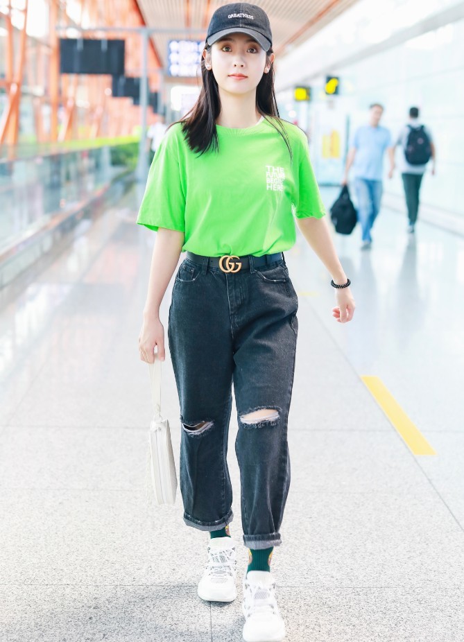 上帝给了邢菲一双短腿,她却懂得穿"毒液裤"卷裤脚,贼显腿长!