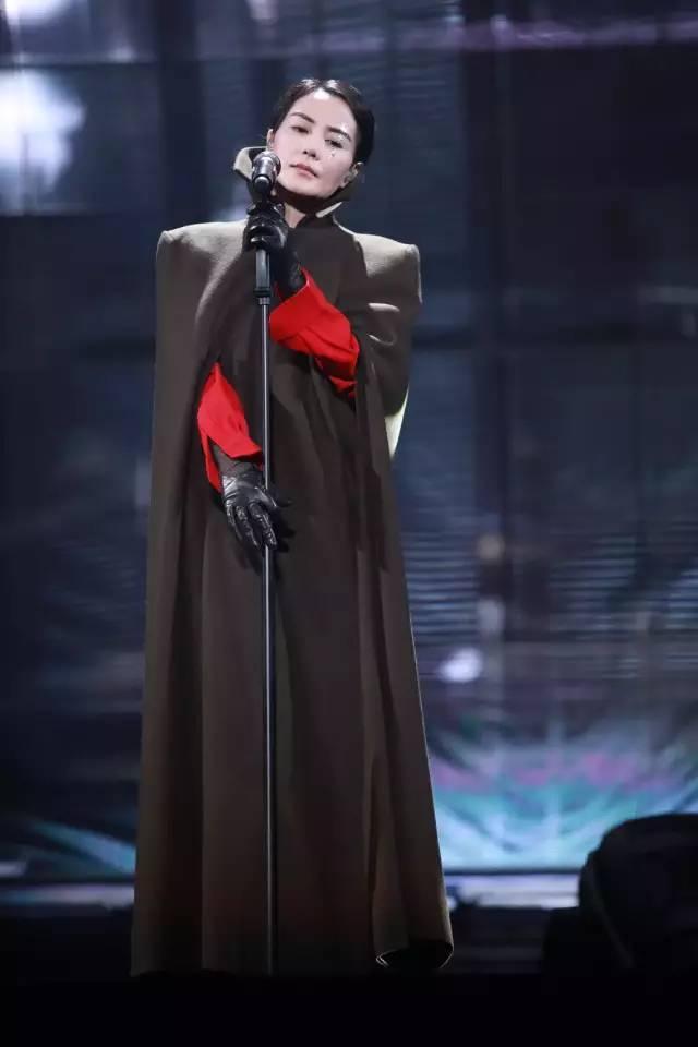 麻将天后,跟张国荣刘嘉玲打通宵,也自封"浮云社社长",和郭德纲逗闷子